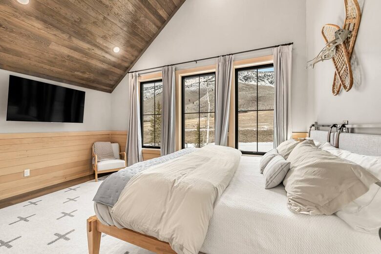 Modern Yellowstone Lake Lodge on Henrys Lake - Island Park, Idaho