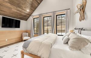 Modern Yellowstone Lake Lodge on Henrys Lake - Island Park, Idaho