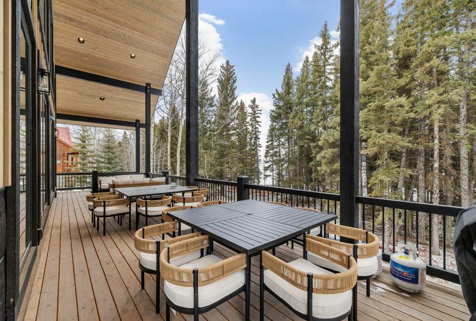 Modern Yellowstone Lake Lodge on Henrys Lake - Island Park, Idaho