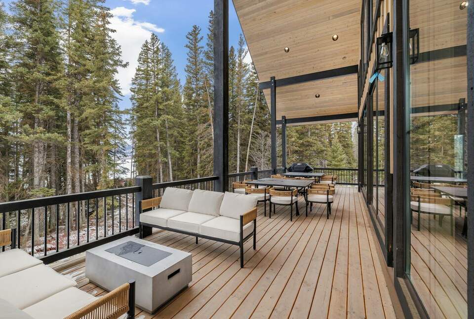 Modern Yellowstone Lake Lodge on Henrys Lake - Island Park, Idaho