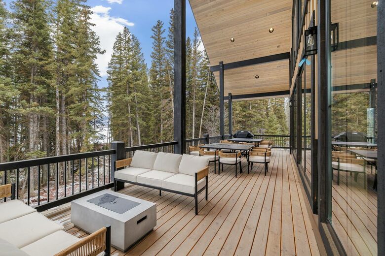 Modern Yellowstone Lake Lodge on Henrys Lake - Island Park, Idaho