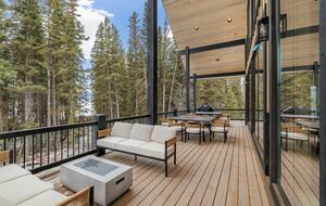Modern Yellowstone Lake Lodge on Henrys Lake - Island Park, Idaho