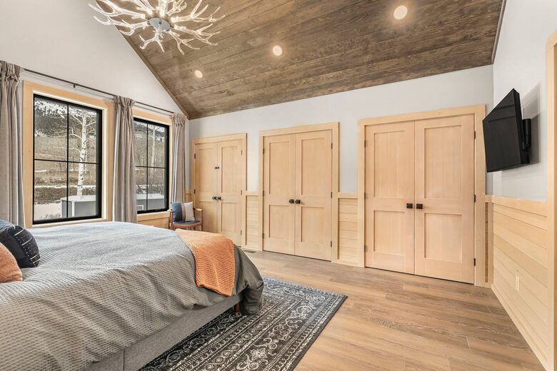 Modern Yellowstone Lake Lodge on Henrys Lake - Island Park, Idaho