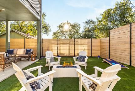 Victorian-Inspired East Austin Retreat with Rooftop Views - Austin, Texas