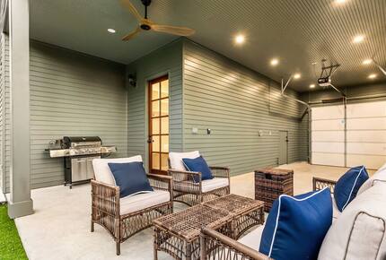 Victorian-Inspired East Austin Retreat with Rooftop Views - Austin, Texas