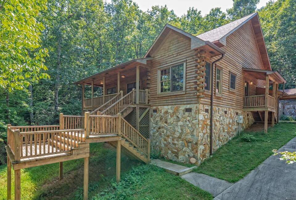 Private White Oak Mountain Retreat with Expansive Decks - Columbus, North Carolina