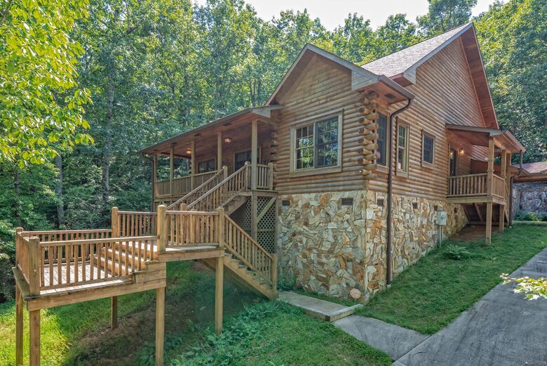 Private White Oak Mountain Retreat with Expansive Decks - Columbus, North Carolina