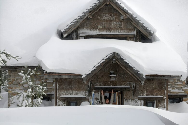 See the 5'-11" person? Snows get really deep!