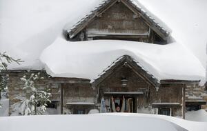 See the 5'-11" person? Snows get really deep!