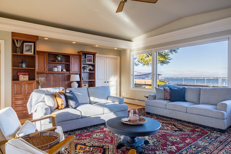 Oceanfront Cliffside Juan de Fuca Strait Retreat in Port Angeles - Port Angeles, Washington