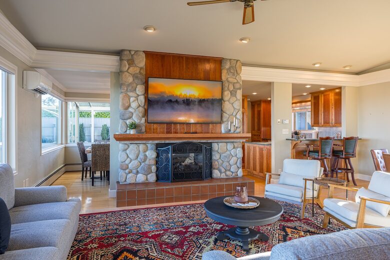 Oceanfront Cliffside Juan de Fuca Strait Retreat in Port Angeles - Port Angeles, Washington