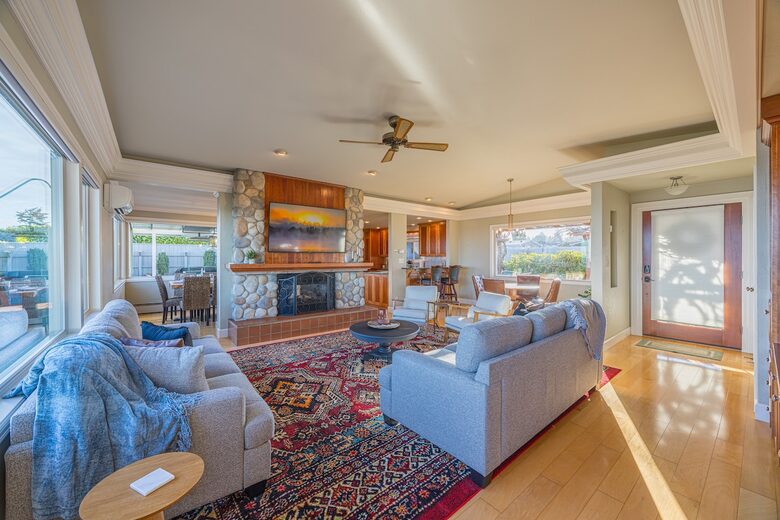 Oceanfront Cliffside Juan de Fuca Strait Retreat in Port Angeles - Port Angeles, Washington