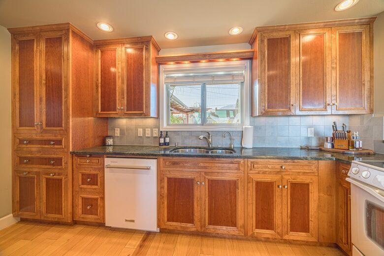 Oceanfront Cliffside Juan de Fuca Strait Retreat in Port Angeles - Port Angeles, Washington