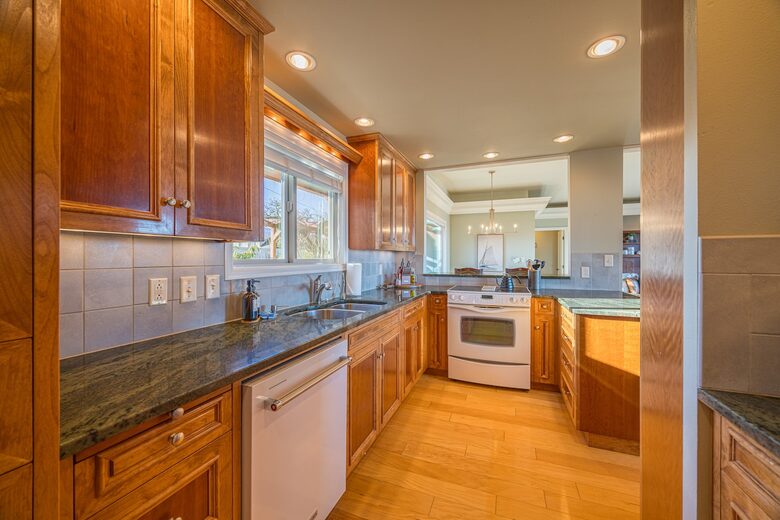 Oceanfront Cliffside Juan de Fuca Strait Retreat in Port Angeles - Port Angeles, Washington