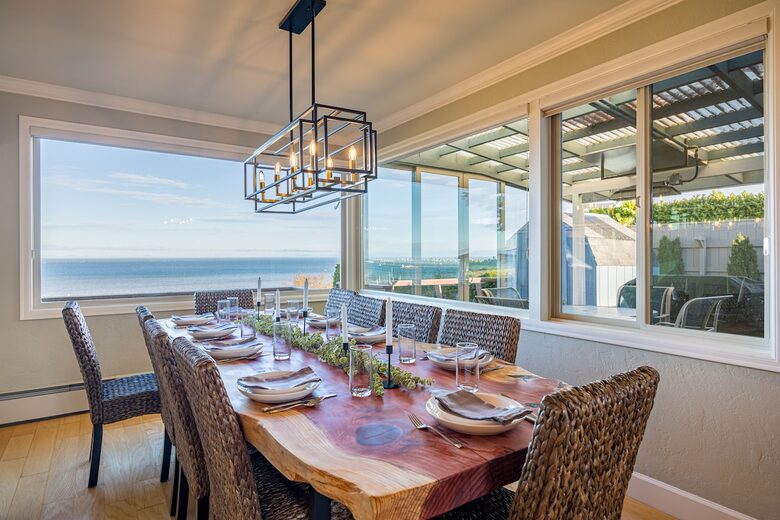 Oceanfront Cliffside Juan de Fuca Strait Retreat in Port Angeles - Port Angeles, Washington