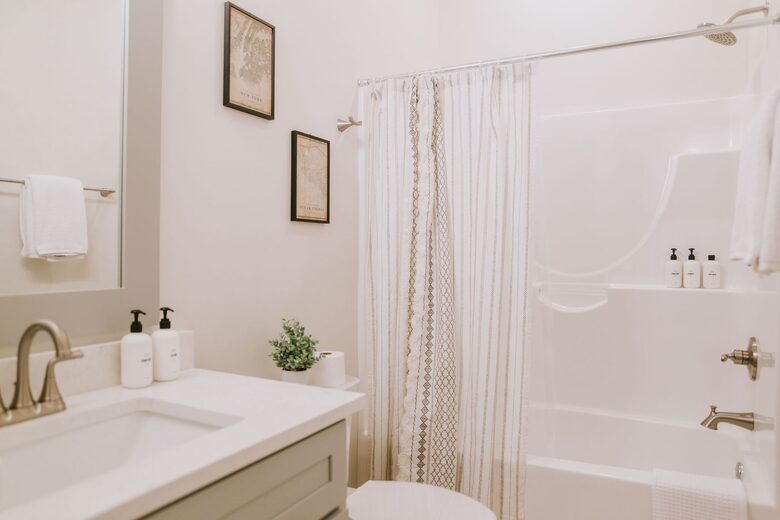 Ensuite bathroom is part of the Sargasso Lady bedroom 3. It