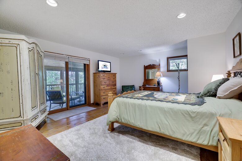 Private Sandy Beach Home on Lake Naomi - Pocono Pines, Pennsylvania