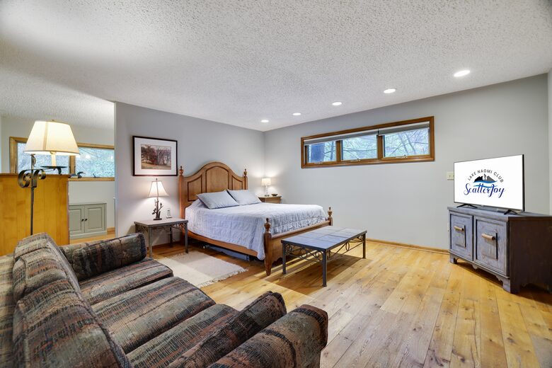 Private Sandy Beach Home on Lake Naomi - Pocono Pines, Pennsylvania