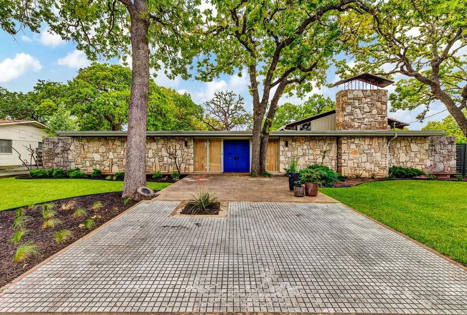 Iconic Mid-Century Escape in Fredericksburg’s Historic Core - Fredericksburg, Texas
