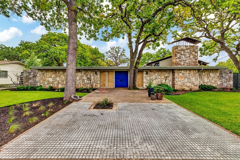 Iconic Mid-Century Escape in Fredericksburg’s Historic Core - Fredericksburg, Texas