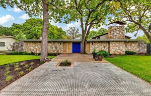 Iconic Mid-Century Escape in Fredericksburg’s Historic Core - Fredericksburg, Texas