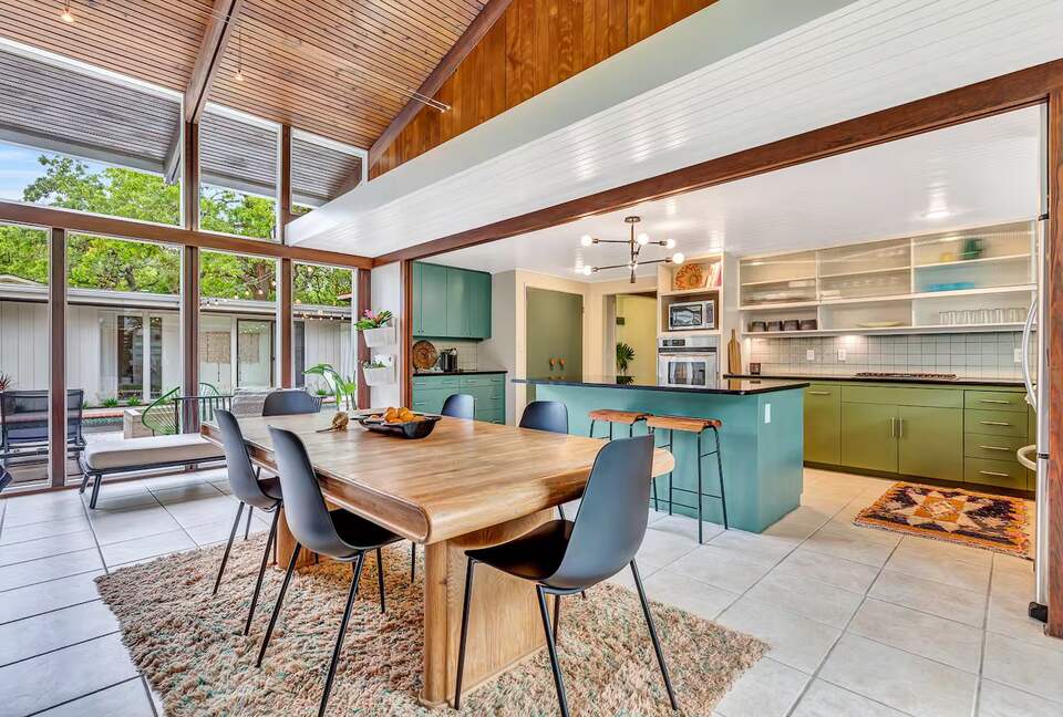 Iconic Mid-Century Escape in Fredericksburg’s Historic Core - Fredericksburg, Texas