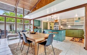 Iconic Mid-Century Escape in Fredericksburg’s Historic Core - Fredericksburg, Texas