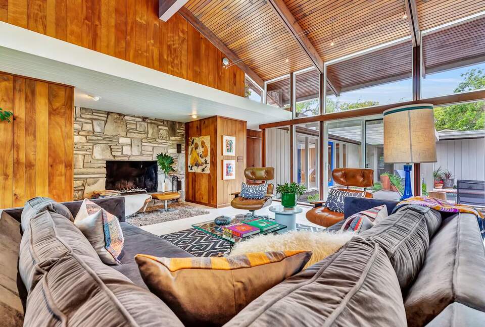 Iconic Mid-Century Escape in Fredericksburg’s Historic Core - Fredericksburg, Texas