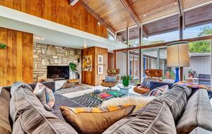 Iconic Mid-Century Escape in Fredericksburg’s Historic Core - Fredericksburg, Texas