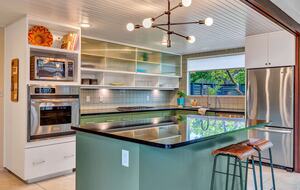 Iconic Mid-Century Escape in Fredericksburg’s Historic Core - Fredericksburg, Texas
