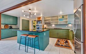 Iconic Mid-Century Escape in Fredericksburg’s Historic Core - Fredericksburg, Texas