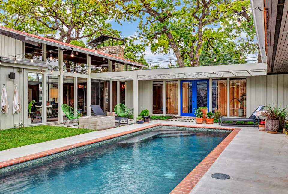 Iconic Mid-Century Escape in Fredericksburg’s Historic Core - Fredericksburg, Texas