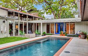 Iconic Mid-Century Escape in Fredericksburg’s Historic Core - Fredericksburg, Texas