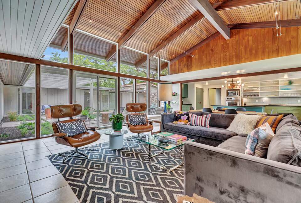 Iconic Mid-Century Escape in Fredericksburg’s Historic Core - Fredericksburg, Texas