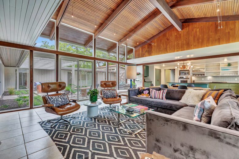 Iconic Mid-Century Escape in Fredericksburg’s Historic Core - Fredericksburg, Texas