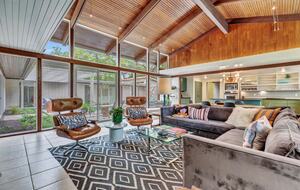 Iconic Mid-Century Escape in Fredericksburg’s Historic Core - Fredericksburg, Texas