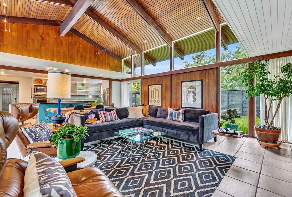 Iconic Mid-Century Escape in Fredericksburg’s Historic Core - Fredericksburg, Texas