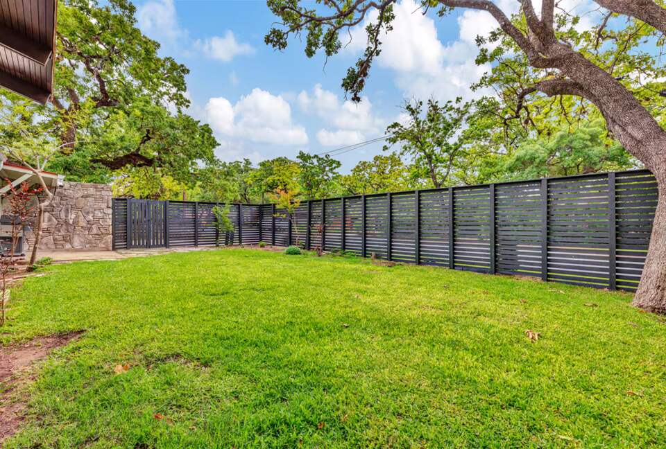 Iconic Mid-Century Escape in Fredericksburg’s Historic Core - Fredericksburg, Texas