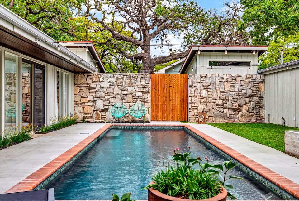 Iconic Mid-Century Escape in Fredericksburg’s Historic Core - Fredericksburg, Texas