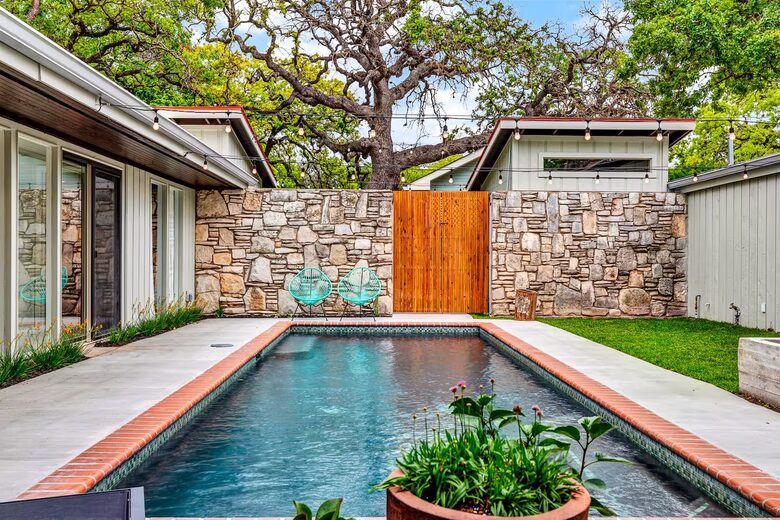 Iconic Mid-Century Escape in Fredericksburg’s Historic Core - Fredericksburg, Texas