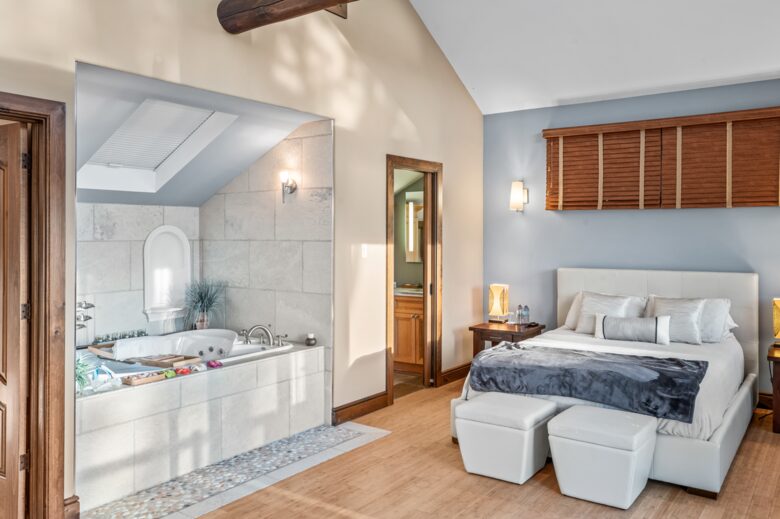 Kawartha Lakeside Landing - Fenelon Falls, Canada