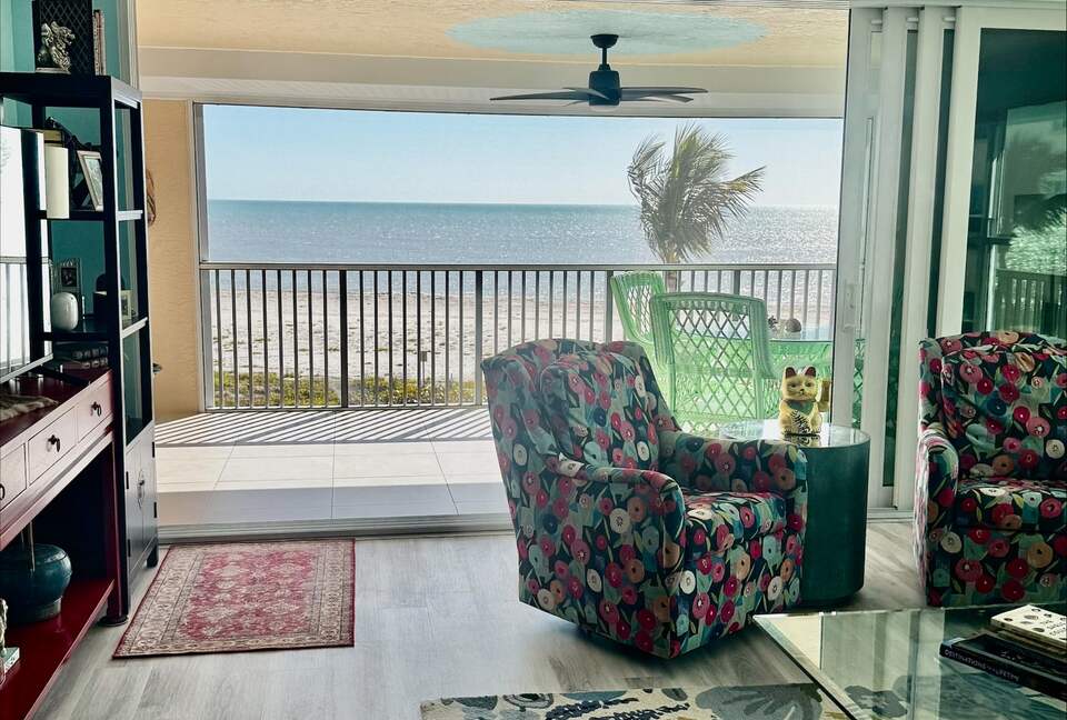 Newly updated beach front condo on the best shelling beach in Florida - Sanibel, Florida