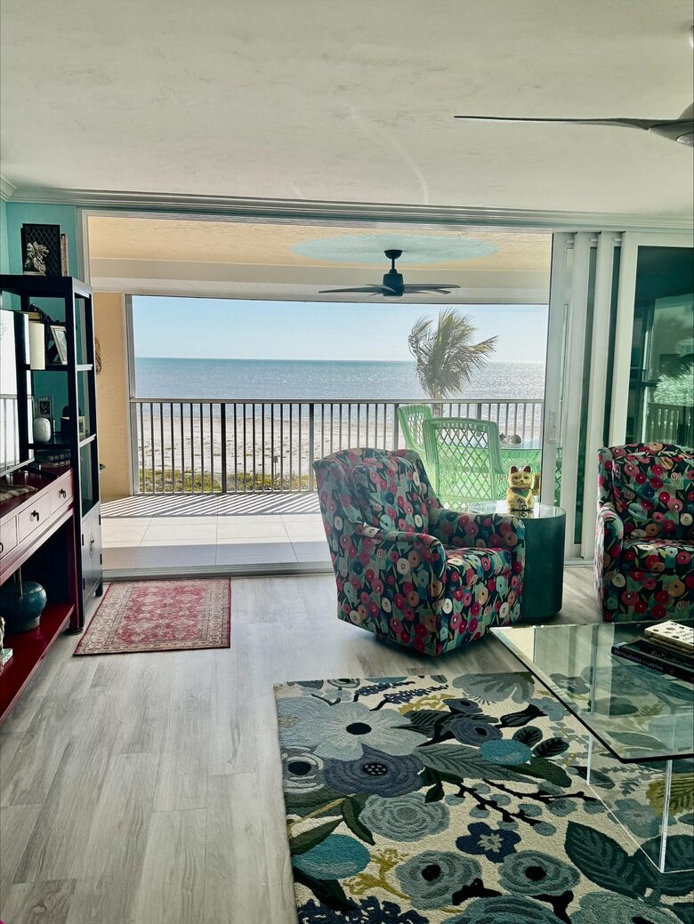 Newly updated beach front condo on the best shelling beach in Florida - Sanibel, Florida