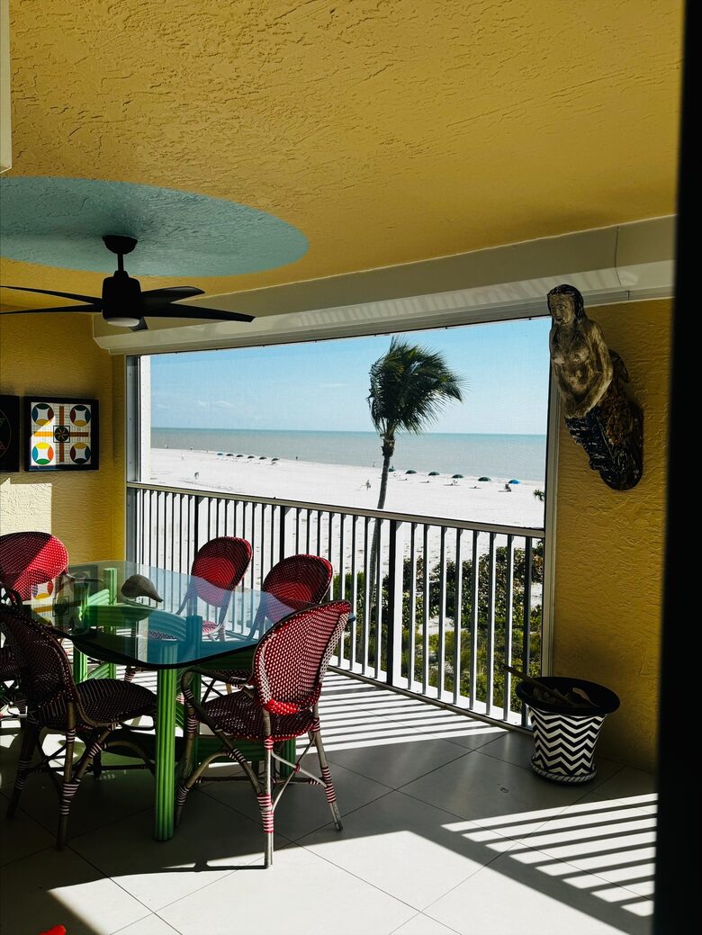 Newly updated beach front condo on the best shelling beach in Florida - Sanibel, Florida