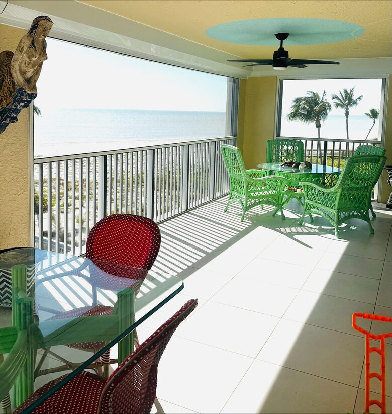Newly updated beach front condo on the best shelling beach in Florida - Sanibel, Florida