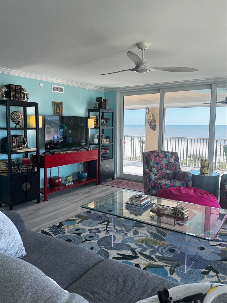 Newly updated beach front condo on the best shelling beach in Florida - Sanibel, Florida