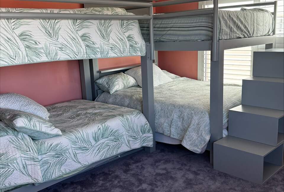 2 queen and 2 full bunk beds