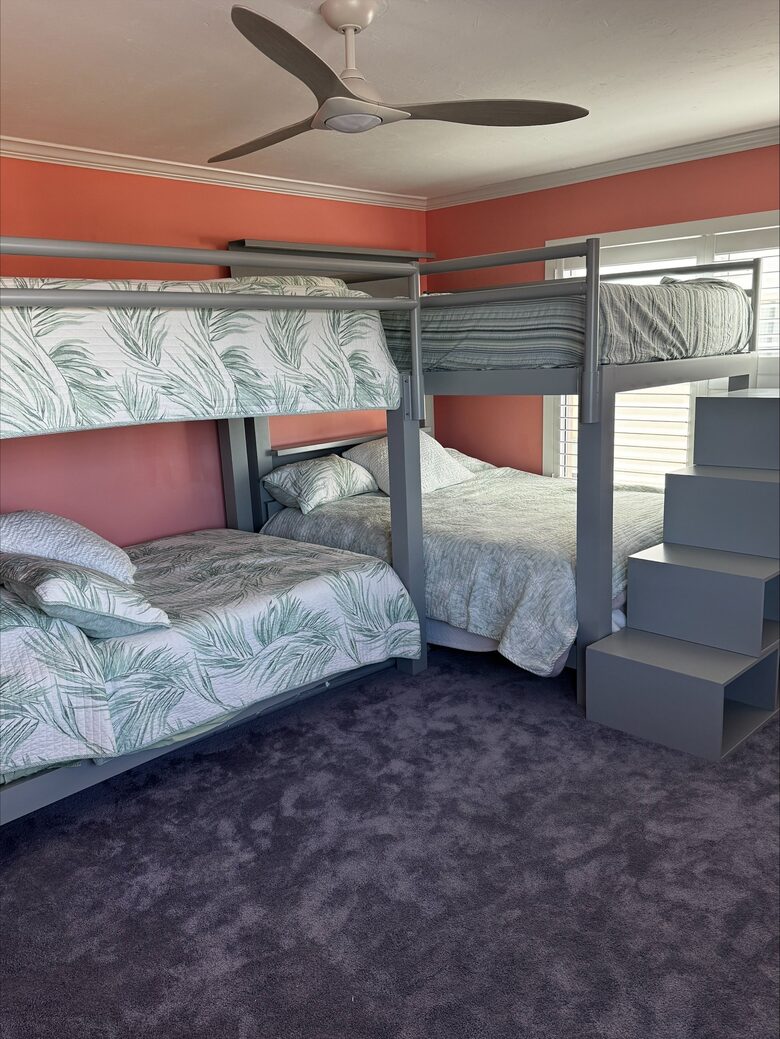 2 queen and 2 full bunk beds