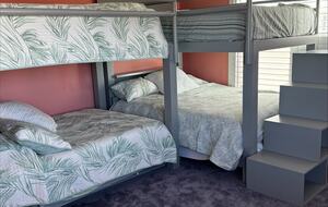 2 queen and 2 full bunk beds