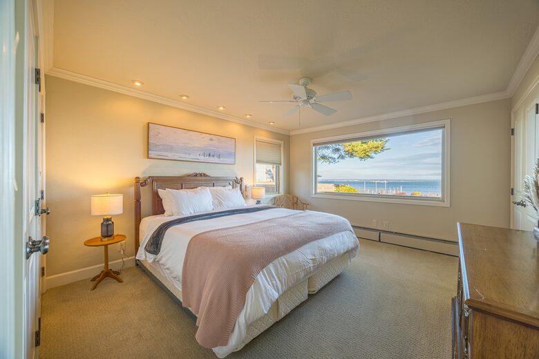 Oceanfront Cliffside Juan de Fuca Strait Retreat in Port Angeles - Port Angeles, Washington